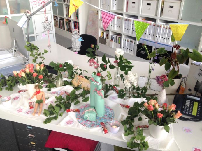 liebevoll dekorierter Geburtstagstisch