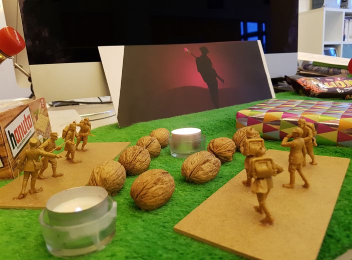 Bild eines festlich geschmueckten Schreibstisches