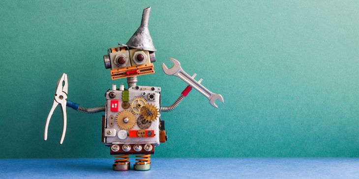 Kleiner Roboter bestehend aus einzelnen Tools