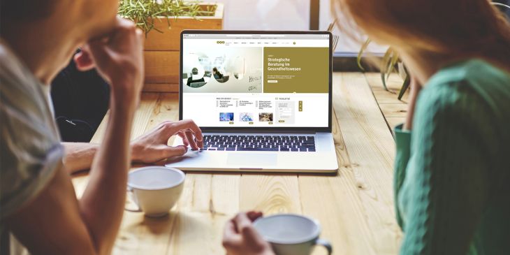 Paar informiert sich auf einer Corporate Website 