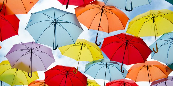 Bunte Regenschirme