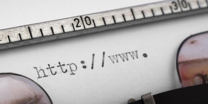 Schreibmaschine mit Web-Domain