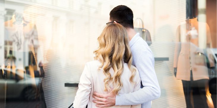 Paar schaut Schaufensterdekoration an