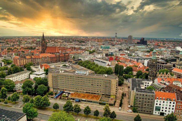 Vogelperspektive auf das Maritim Hotel in der Hannover Innenstadt. Quelle: inextremo96, Pixabay