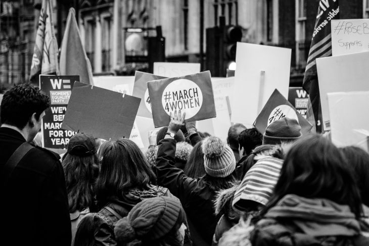 Protest beim internationalen Frauentag mit Plakaten 