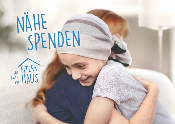Zwei Menschen umarmen sich, bearbeitet mit dem Kampagnenslogan "Nähe spenden"