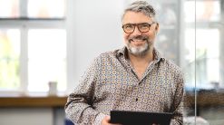 Jens Pfannenschmidt entwickelt mit seinem Team neue Online-Kommunikationskonzepte und begleitet die Kunden in puncto Design, Realisation und Publikation. Er bietet zuverlässige, vorwärtsgerichtete Beratung. Und unkonventionelle Lösungen, die den ökonomischen Realitäten entsprechen. Seine persönliche Programmierung steht auf: Digital Lifestyle!