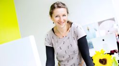 Tinte im Blut. Geschichten im Herzen. Iris Sturm machte ihre Leidenschaft zum Beruf. Frei nach dem Motto „Bei Anruf: Wort!“ unterstützt sie die Agentur mit kreativen Ideen. Das fasziniert sie besonders: große Themenvielfalt, Entwicklung neuer Produktnamen, beim ersten Entwurf den richtigen Ton treffen. Zwischen den Zeilen lesen ebenso. Germanistik und Werbung – eine tolle Ehe.