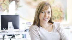 Verena Pommerenke hat in Hannover Journalistik studiert und in Online-Verlagen sowie Agenturen fundierte Erfahrungen gesammelt. Seit September 2015 bringt sie ihr Know-how bei LOOK//one zum Einsatz. Themen recherchieren und ausarbeiten, Interviews führen und schreiben, Web-Texte entwickeln und redigieren, Kunden beraten und betreuen – das Aufgabenfeld unserer Online-Redakteurin ist breit gefächert. Ihre Interessen ebenfalls: Sport, Kochen, Musik. Das aber alles offline.