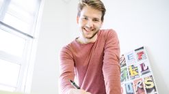 Sein Zeichenbrett ist jetzt die Tastatur: Als gelernter Industriemechaniker feilt Helmut Krein mit uns an Texten und Konzepten. Schon vor seinem Bachelorstudium der Medien- und Kunstwissenschaften schrieb er für Online- und Lokalzeitungen. Ebenso wie der Fußball begeistert es ihn, runde Themen für Leser und Kunden treffsicher zu verwandeln. Ob print oder online, von Finanzunternehmen bis Bildungsverein – als Allrounder spielt er auf jeder Position. Jetzt auch für uns.