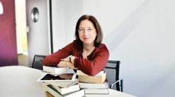 Findet Geschichten. Erzählt Kopfkino. Lorem ipsum? Wer sich mit Blindtext quält ist bei Karen Metzger richtig. Sie ist immer auf der Suche nach guten Geschichten und inszeniert sie leidenschaftlich gerne. Die Corporate-Publisherin und ehemalige Print- und Hörfunk-Journalistin weiß, dass nur der richtige Mix aus einem authentischen Content und einer kreativen Verpackung das Publikum überzeugen kann.