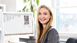 Als Digital Native fühlt sich Sarah besonders wohl in dieser WWWelt. Deshalb überrascht es nicht, dass ihr Herz für das Online Marketing schlägt. Und dass sie ihre Karriere mit einem dualen Studium für Marketingmanagement startet, kommt auch nicht von ungefähr: Gerade die Kombination aus theoretischem Wissen und praktischer Erfahrung inspiriert Sarah jeden Tag aufs Neue. Bei LOOK//one bekommt sie jede Menge Input für ihren kreativen Output. Das spiegelt sich auch in ihrer Freizeit wider – Sarah fotografiert leidenschaftlich und kocht vorzüglich!