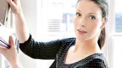 Immer im Bilde. Alles im Reinen. Ob feine Bild- und Farbanpassung, optimale Retusche, exakte Reinzeichnung oder wildes Composing: Isabel Arndt ist nicht nur gelernte Mediengestalterin für Digital- und Printmedien/Design, sondern durch und durch leidenschaftliche Bildbearbeiterin. Auch in gestalterische Jobs steckt sie großen Ehrgeiz – und ganz viel Feuer.