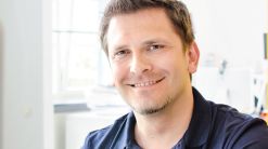 Große Ideen funktionieren in jedem Format. Full responsive. Das ist das Credo von Patrick Maraun. Der Diplom-Designer verhilft starken Marken zu einem beeindruckenden Auftritt – auf dem Tablet, Smartphone oder Desktop. Mit Sinn für Ästhetik, einem Auge fürs Wesentliche und jahrelanger Erfahrung.