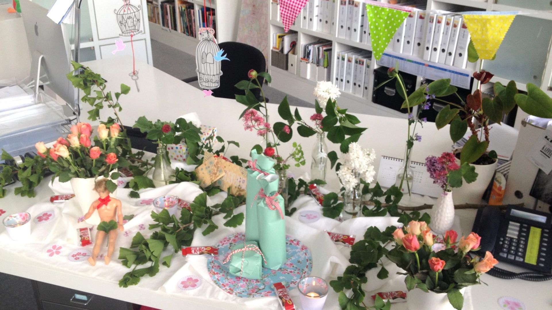 liebevoll dekorierter Geburtstagstisch