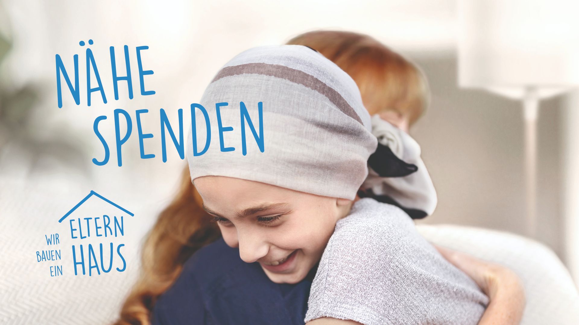 Zwei Menschen umarmen sich, bearbeitet mit dem Kampagnenslogan "Nähe spenden"