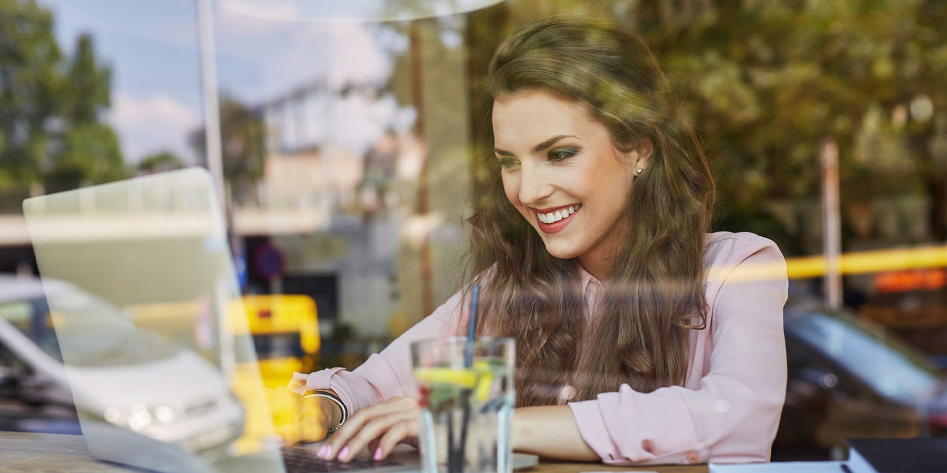 Frau schreibt Blog im Cafe