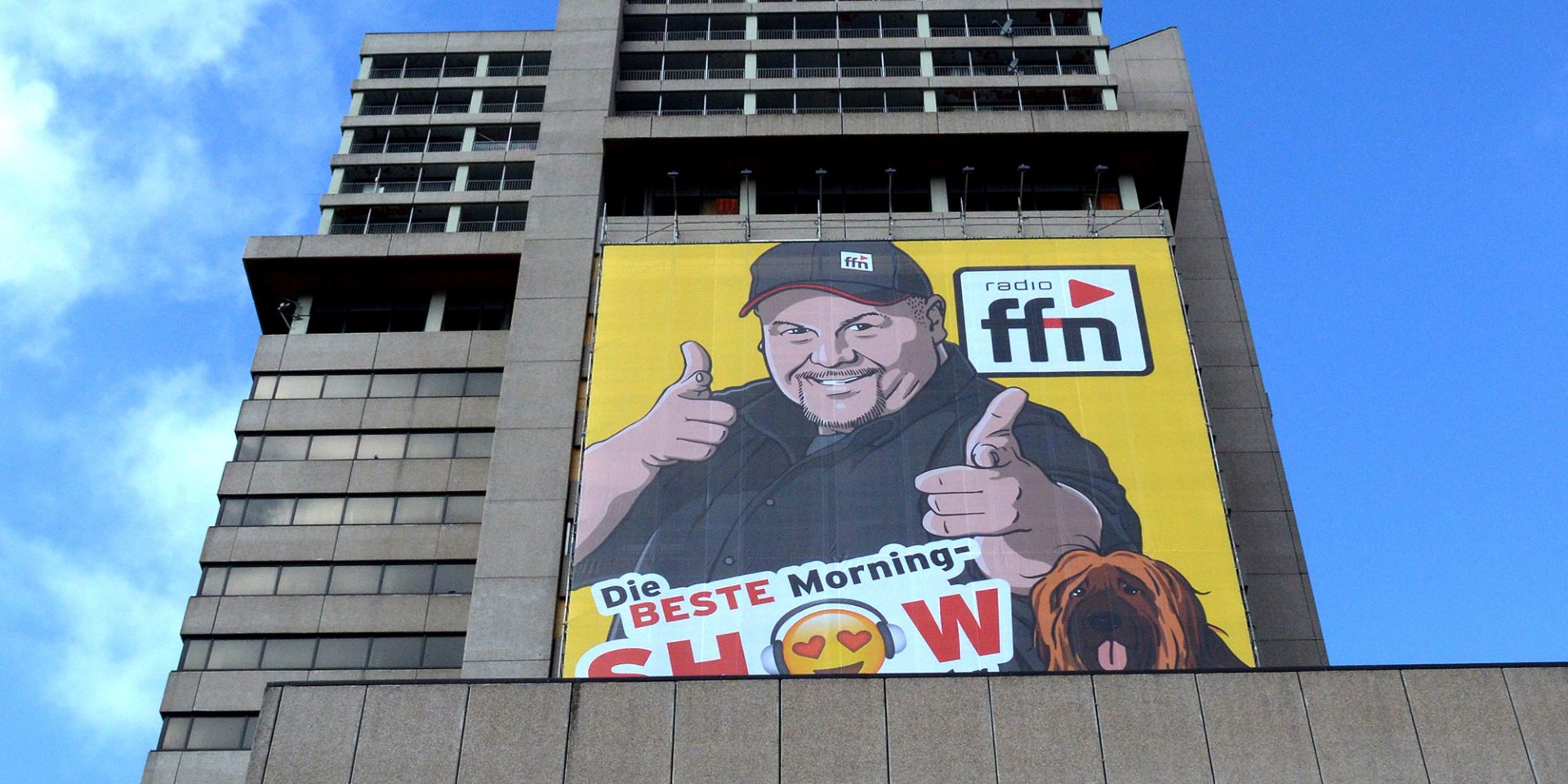 Werbung auf Gebäudefassade