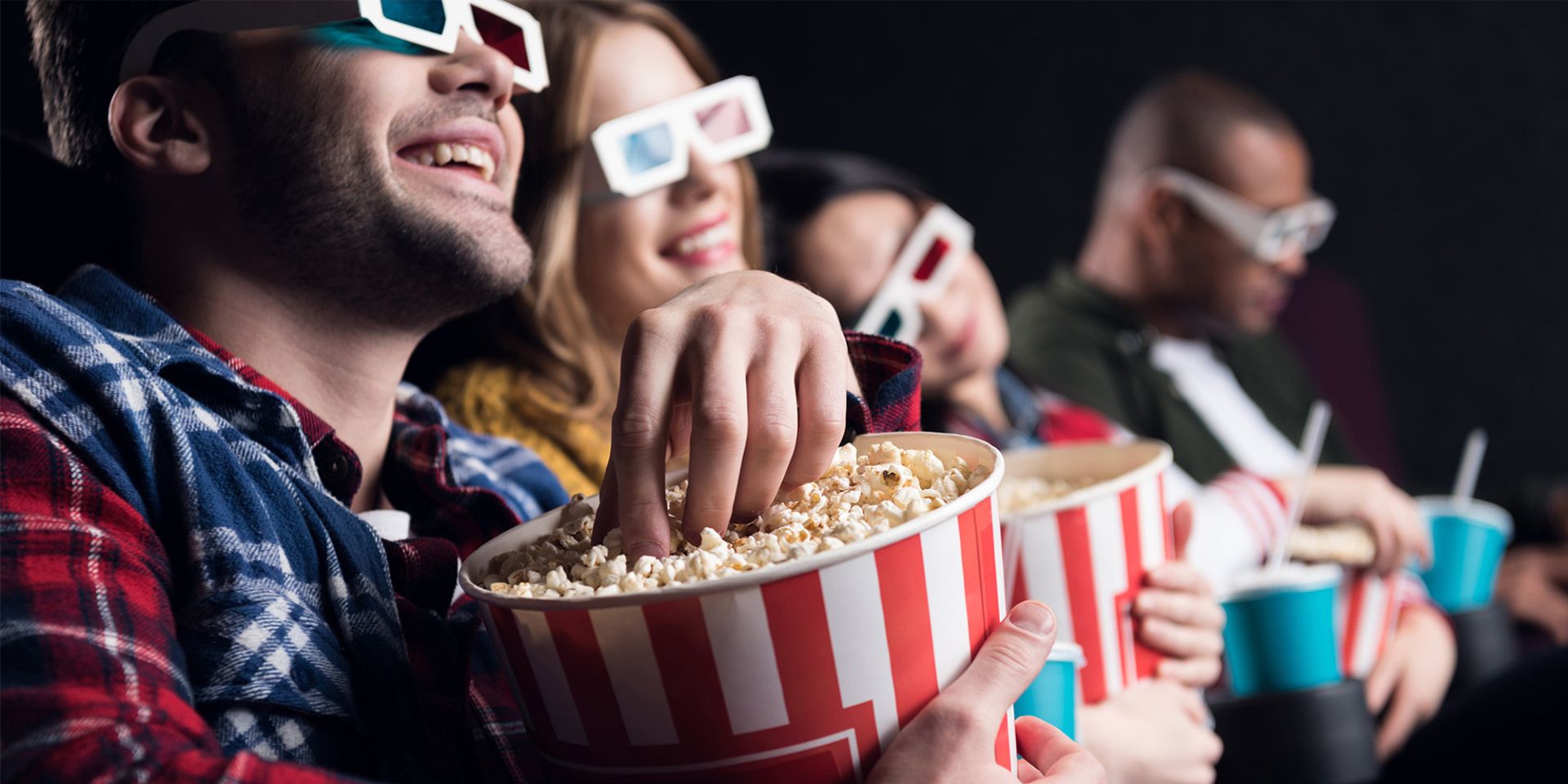 Grupp im Kino mit Popcorn und 3D Brille