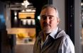 Bekennender Typomane. Eingefleischter Niedersachse. Roman Eichel bringt unsere Printmedien druckreif an den Start. Er ist gelernter Druckvorlagenhersteller, ein Mann der ersten Stunde und hat schon in der Vor-DTP-Zeit an Workstations für Retusche und Grafik die Räder zum Laufen gebracht. Heute bewegt er sich im gigantischen Mac-Kosmos und produziert hier aus dem FF.