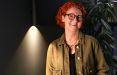 Ist sehr akkurat. Und steht dazu. Silke Prack ist gelernte Schriftsetzerin und große Verfechterin der geraden Koordinaten. Bei uns leitet sie ein Produktioner-Team und vollendet jede Menge saubere Reinzeichnungen. Umfangreiche Broschüren, außergewöhnliche Druckobjekte, neue Programme und direkten Kundenkontakt schätzt sie besonders. Ihre Kollegen natürlich auch! 