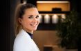 Probleme? Nö, kennt Janina Kreutzkamp nicht! Vielmehr Herausforderungen, die sie dynamisch angeht. Nach ihrem Abschluss zur Kauffrau für Marketingkommunikation folgten bei Nina (sie spart sich gerne das „Ja“ in ihrem Namen) vielseitige Erfahrungen im Online-Marketing und als Sahnehäubchen ein Bachelor-Abschluss in der Wirtschaftspsychologie. Doch der Aktivitätsknäuel brennt nicht nur für Marketing und Medien: Die Sportskanone ist immer auf der Suche nach neuen Challenges, man findet sie meist draußen, auf Reise oder inmitten von Hunden – und einem Kaffee in der Hand.
