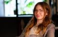 Neugierig. Talentiert. Sportlich. Anna Nuxoll hat viele gute Skills. Den Bachelor für den Studiengang Visuelle Kommunikation sowie den Master für Design und Medien hat sie längst in der Tasche. Bei LOOK//one matcht ihr Auge für anspruchsvolles Design mit ihren individuellen Freihand-Illustrationen. Neben Editorials liebt die Grafikerin digitale Videobearbeitung und Videoschnitt! Neue Inspirationen findet Anna auch in ihrer Freizeit: bei gemütlichen Spieleabenden, veganen Koch- und Back-Sessions oder im Fitnessstudio. Sie ist immer bereit, Neues zu entdecken. 