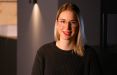 Helena Wohlrab ist seit dem 1.8.2024 als Auszubildende Mediengestalterin Digital und Print der Fachrichtung Digitalmedien bei uns an Bord. Was sie an dem Job fasziniert, sind die vielfältigen Themenbereiche unserer Kund*innen und die stetige technische Weiterentwicklung, etwa durch den Einsatz von KI. Besonders gern taucht die gebürtige Wilhelmshavenerin in Content Management Systeme wie WordPress und in die Bildbearbeitung ein. In ihrer Freizeit liebt sie es, mit ihrem Motorrad durch die Gegend zu düsen und als ehemalige Trampolinspringerin hat Helena zudem ein Ehrenamt beim Niedersächsischen Turnerbund inne. Chapeau!