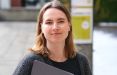 Offen für Neues – das ist für Katharina Lifke mehr als nur ein Motto. Sie liebt es, sich kreativ in Print und Digital auszutoben. So machte sie ihren Bachelor in Visuelle Kommunikation und ihren Master in Gestaltung, sammelte viel Erfahrung in der Agenturwelt und ist gestalterisch eine echte Allrounderin. Dass sich Kati schnell in neue Themen einarbeitet, ist selbstredend. Und privat? Möglichst vieles ausprobieren! Ob Bouldern, Joggen, Yoga, Häkeln, Malen oder Texten: die Varianz macht‘s. 